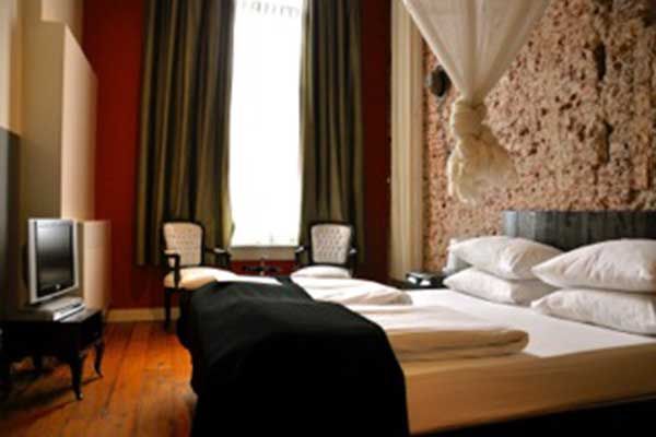 Hotel in classical 16th century canal house Amsterdam
