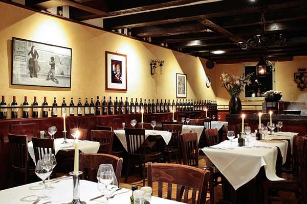 Italian Restaurant Casa di David is located in a cosy place at the canal in Amsterdam